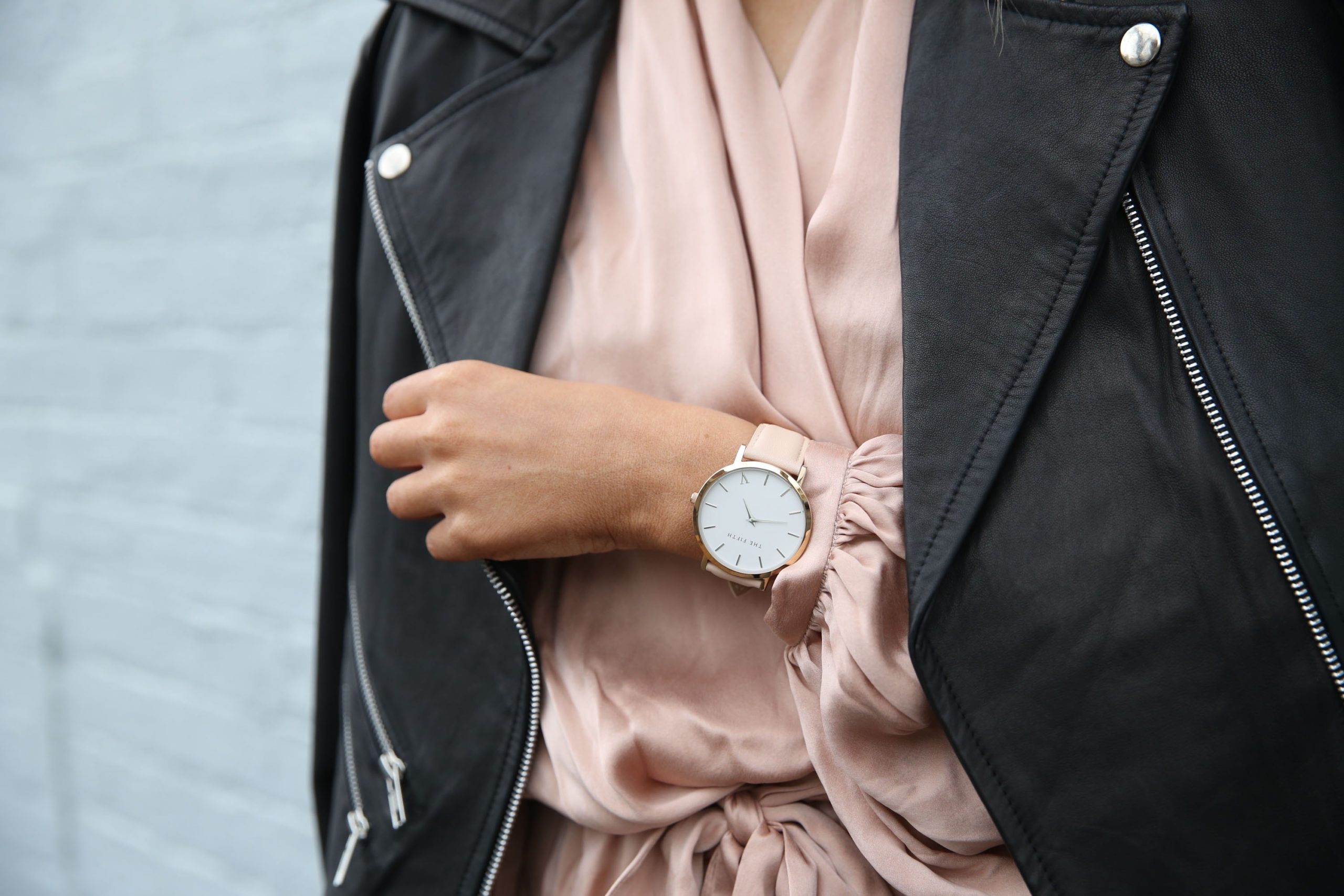 Tanie zegarki damskie – stylowy dodatek za kilka złotych