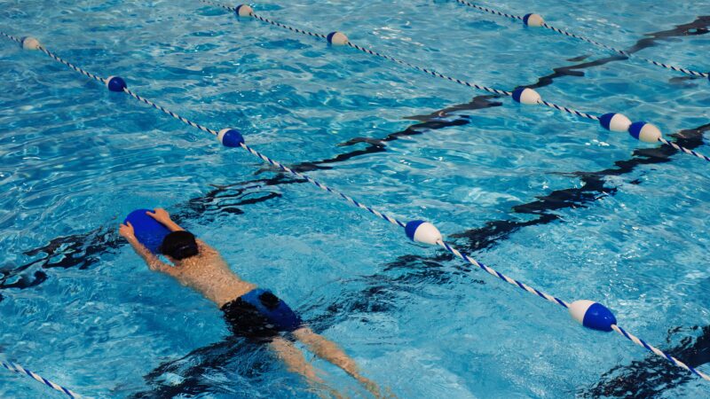 Kurs instruktora pływania – jak doskonalić umiejętności i bezpieczeństwo w nauczaniu pływania