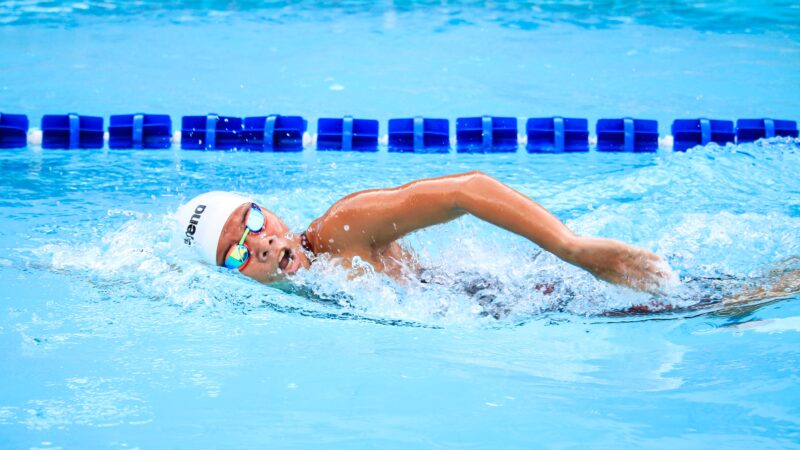 Kurs instruktora pływania – rozwijanie umiejętności i bezpieczeństwo w wodzie